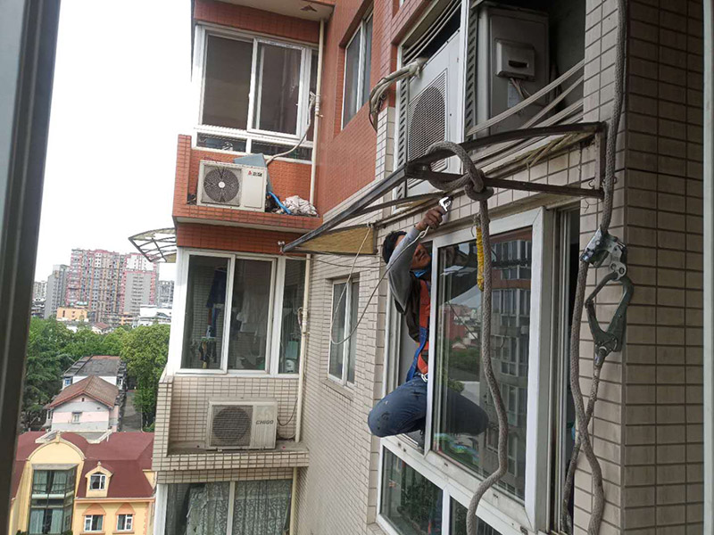 雨棚拆除：如果僅僅是在一層，作為進戶雨篷，則不計算：1.雨篷結構的外邊線至外墻結構外邊線的寬度超過2.10m者，應按雨篷結構板的水平投影面積的1／2計算。 2.建筑物的陽臺均應按其水平投影面積的1／2計算。 3.有永久性頂蓋無圍護結構的車棚、貨棚、站臺、加油站、收費站等，應按其頂蓋水平投影面積的1／2計算。 4.有永久性頂蓋的室外樓梯，應按建筑物自然層的水平投影面積的1／2計算。