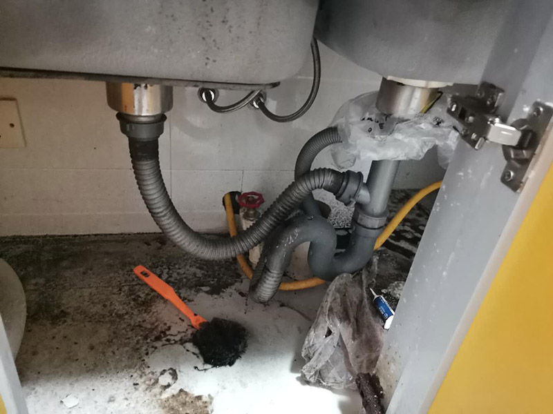 水槽下水管維修：首先，要檢查地板和屋頂是否有漏水的縫隙，廚衛(wèi)地面也要做蓄水相關(guān)的實驗，確定不漏水之后，再檢查水管及配件是否有破損、是否牢固。安裝溢水孔的下水管。溢水孔是避免水槽向外溢水的保護孔，所以要注意其與槽體銜接處的密封性，確保溢水孔的下水管自身不漏水。安裝過濾籃的下水管。濾籃的下水管在安裝時，要注意下水管和槽體之間的銜接，切忌不牢固、密封不嚴。安裝整體的排水管。當遇到兩個過濾籃的水槽，且兩個下水管之間的距離有近遠，就需要對水管進行切割作業(yè)，要十分留意的是每個接口的密封性。水槽放入臺面后，需要在槽體和臺面間安裝配套的掛片，將水槽安裝牢固，以避免那些細小的空隙導致槽體左右搖晃。進行排水實驗。等到基本安裝完成后，再將過濾籃也安裝好，就開始進行排水實驗。具體為先將水槽放滿水，測試兩個過濾籃下水及溢水孔下水的排水狀態(tài)，若發(fā)現(xiàn)有滲水現(xiàn)象，應(yīng)馬上返工。