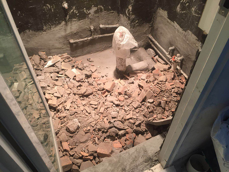 衛(wèi)生間防水施工：1、刷第一遍防水涂料，施工前確保工地干凈、干燥；2、刷第二遍防水涂料，干透后才能進(jìn)行第二遍；3、在防水涂料表面鋪上保護層，覆蓋防水層；4、閉水試驗，水線不能低于2厘米；5、基層處理、清理，做找平層、二次蓄水試驗。