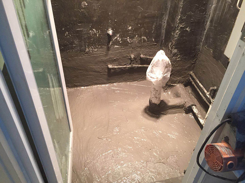 衛(wèi)生間防水施工：1、刷第一遍防水涂料，施工前確保工地干凈、干燥；2、刷第二遍防水涂料，干透后才能進(jìn)行第二遍；3、在防水涂料表面鋪上保護層，覆蓋防水層；4、閉水試驗，水線不能低于2厘米；5、基層處理、清理，做找平層、二次蓄水試驗。