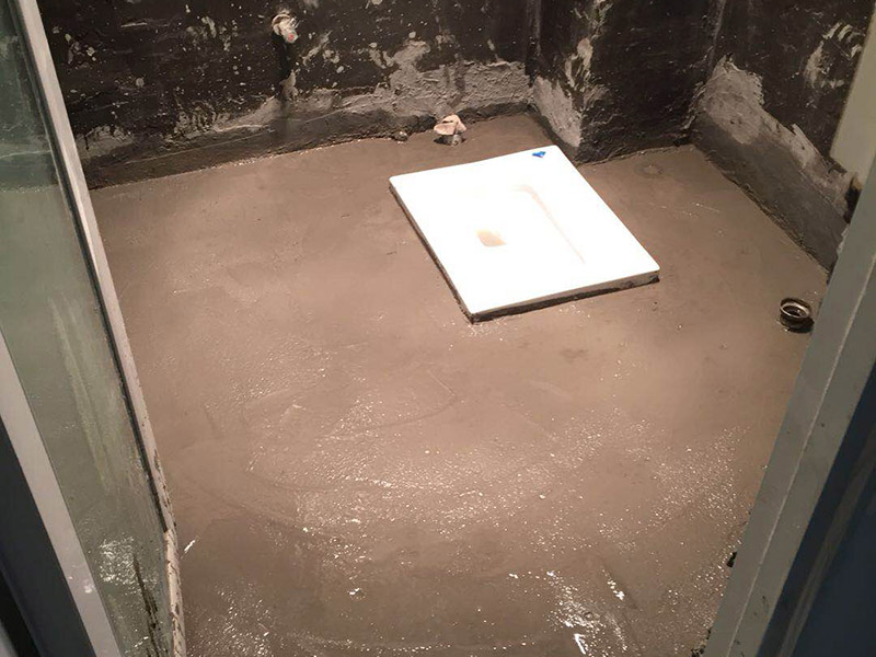衛(wèi)生間防水施工：1、刷第一遍防水涂料，施工前確保工地干凈、干燥；2、刷第二遍防水涂料，干透后才能進(jìn)行第二遍；3、在防水涂料表面鋪上保護層，覆蓋防水層；4、閉水試驗，水線不能低于2厘米；5、基層處理、清理，做找平層、二次蓄水試驗。
