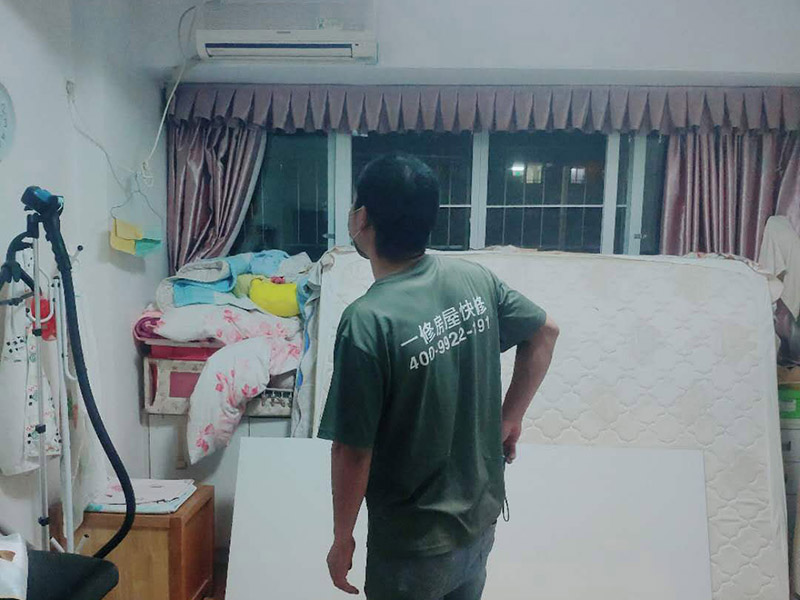 置物架安裝：測量拉線就是需要對安裝的高度、置物架的鉆孔位置進行測量匹配。選定安裝位置后，用鉛筆做上記號；拉線做好標記后，在安裝前用尺子檢查一下該平直的線是否平直;用沖擊鉆在標記號的孔位鉆孔，孔的大小要略大于用于固定的螺栓的直徑。墻體是整個居室的支撐結構，涉及到在墻面安裝，即使是很小的墻上置物架，也要考慮墻體條件。