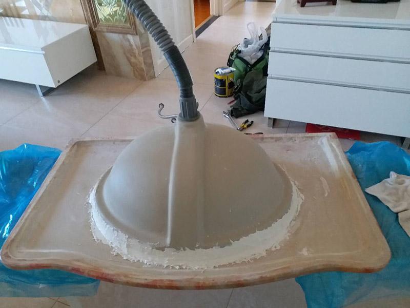 臺盆更換維修：1、出現水龍并沒有出水口漏水：當水龍頭內的軸心墊片磨損會出現這種情況。解決辦法：根據水龍頭的大小選擇對應的鉗子將水龍頭壓蓋旋開，并用夾 子取出磨損的軸心墊片，再換上新的輔以墊片即可解決該問題。 2.水龍頭接管的接合處出現漏水：檢查下接管處的螺帽是否松掉。解決辦法，將螺帽擰緊或者換上新的U型密封墊. 3、龍頭拴下部縫隙漏水原因：那是因為壓蓋內的三角密封墊磨損所引起。你可以將螺絲轉松取下拴頭，接著將壓蓋弄松取下，然后將壓蓋內側三角密封 店取出，換上新的即可。