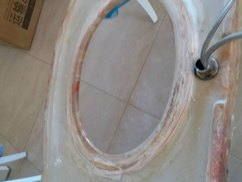 臺盆更換維修：1、出現水龍并沒有出水口漏水：當水龍頭內的軸心墊片磨損會出現這種情況。解決辦法：根據水龍頭的大小選擇對應的鉗子將水龍頭壓蓋旋開，并用夾 子取出磨損的軸心墊片，再換上新的輔以墊片即可解決該問題。 2.水龍頭接管的接合處出現漏水：檢查下接管處的螺帽是否松掉。解決辦法，將螺帽擰緊或者換上新的U型密封墊. 3、龍頭拴下部縫隙漏水原因：那是因為壓蓋內的三角密封墊磨損所引起。你可以將螺絲轉松取下拴頭，接著將壓蓋弄松取下，然后將壓蓋內側三角密封 店取出，換上新的即可。