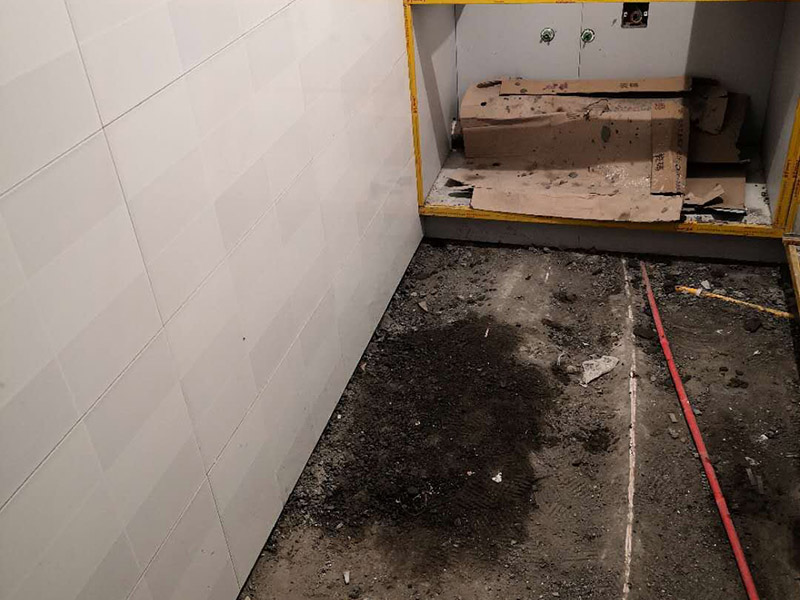 廚房地面地磚安裝：一般地磚有干鋪和濕鋪兩種,一般是鋪的優點是單核的比知較結實一些缺點就是大塊的地磚容易切工不容易找平道兒干鋪的就比較容易找平了也不容易貼空，但是干鋪版的強度沒有濕鋪的好一些，所以一般情況下選擇是濕鋪是比較好的一種鋪地磚權的方法。