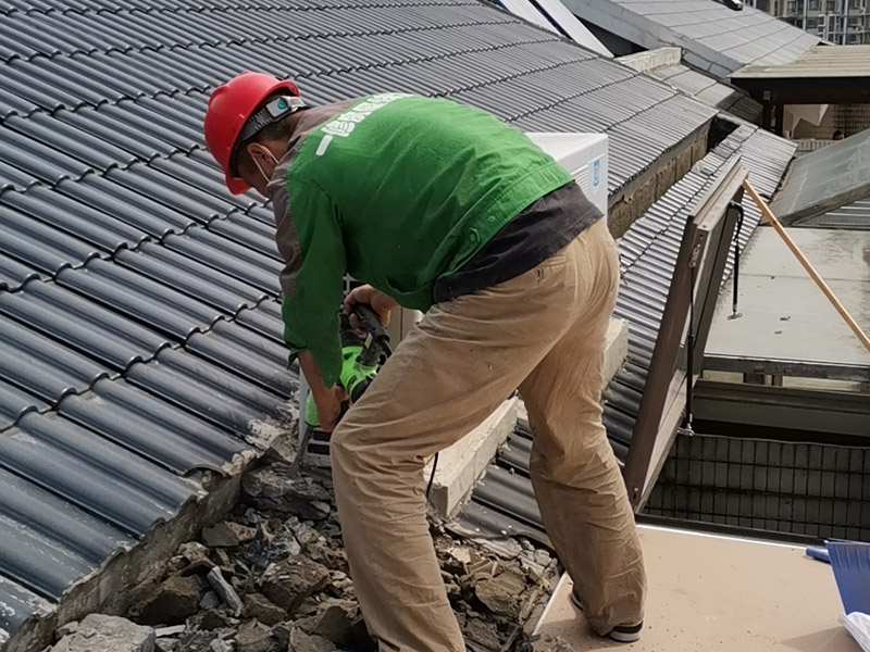 屋頂局部拆除：首先我們需要對屋頂進行檢查，查找漏水的原因的由管道，防水層，還是接縫裂縫引起的。找到屋頂漏水的原因了才好對應方法進行修補。如果屋頂以前沒有做過防水，是新的水泥樓頂，那最好全面的做一次整體防水。選擇質量較好的聚酯防水涂料或者聚酯防水卷材。如果以前做過防水，且時間較久，那么可能防水層已經基本失去作用了，只能重新再做一遍。