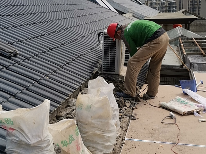 屋頂局部拆除：首先我們需要對屋頂進行檢查，查找漏水的原因的由管道，防水層，還是接縫裂縫引起的。找到屋頂漏水的原因了才好對應方法進行修補。如果屋頂以前沒有做過防水，是新的水泥樓頂，那最好全面的做一次整體防水。選擇質量較好的聚酯防水涂料或者聚酯防水卷材。如果以前做過防水，且時間較久，那么可能防水層已經基本失去作用了，只能重新再做一遍。
