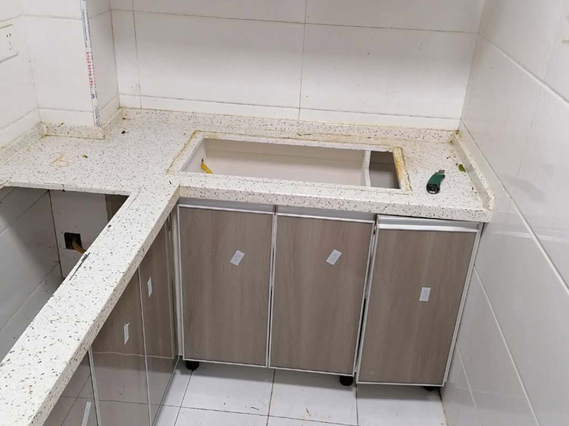 主水管漏水維修，櫥柜安裝：把漏水的管子拆卸下來，或者更換掉，用PVC專用膠水涂抹以后直接接上就行了，用生料帶以及黑膠布是不能阻止漏水的。   如果漏水不是很厲害的話，在管子的外面、漏水的地方用玻璃膠涂抹也行，但前提是，涂抹玻璃膠的時候，管子必須是干的。