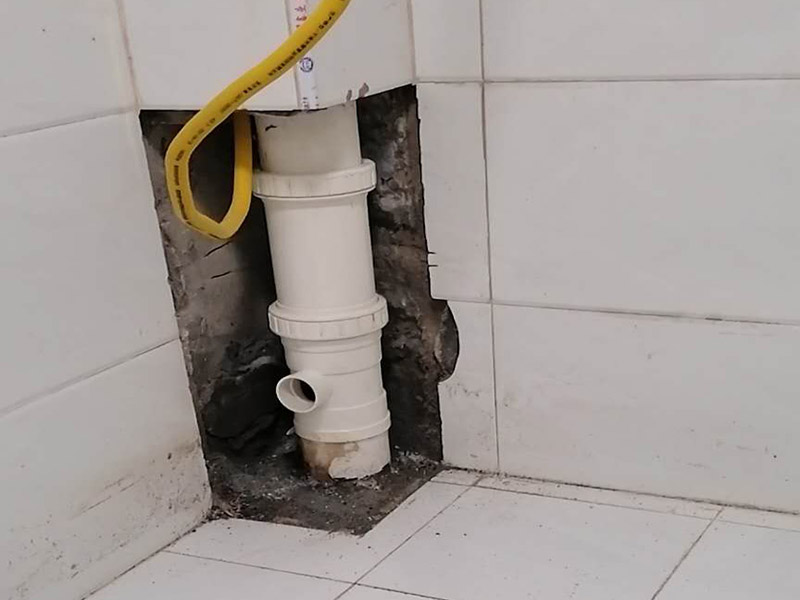 主水管漏水維修，櫥柜安裝：把漏水的管子拆卸下來，或者更換掉，用PVC專用膠水涂抹以后直接接上就行了，用生料帶以及黑膠布是不能阻止漏水的。   如果漏水不是很厲害的話，在管子的外面、漏水的地方用玻璃膠涂抹也行，但前提是，涂抹玻璃膠的時候，管子必須是干的。