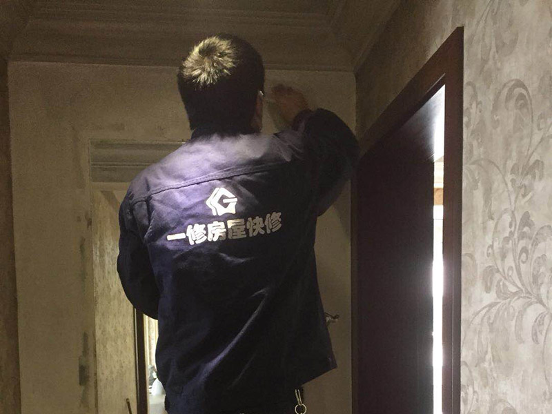 墻紙維修翻新：墻紙墻布鋪貼前，必須檢查墻面要干凈平整，墻體、墻皮表面無空鼓或松動脫落。如果有墻面8大問題，修復處理好墻體基底層。基膜等干透，時間為2小時-4小時。再一面墻陰角處開始滾刷糯米膠，滾刷好一面墻（上下粉刷均勻）后才開始貼墻布。墻紙墻布沿墻面放置，無縫接縫的必須上高度和墻面高度一致，對花拼接的墻紙墻布考慮好花樣、紋理的方向。