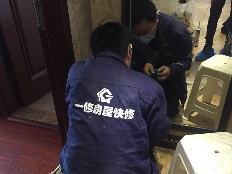 墻紙維修翻新：墻紙墻布鋪貼前，必須檢查墻面要干凈平整，墻體、墻皮表面無空鼓或松動脫落。如果有墻面8大問題，修復處理好墻體基底層。基膜等干透，時間為2小時-4小時。再一面墻陰角處開始滾刷糯米膠，滾刷好一面墻（上下粉刷均勻）后才開始貼墻布。墻紙墻布沿墻面放置，無縫接縫的必須上高度和墻面高度一致，對花拼接的墻紙墻布考慮好花樣、紋理的方向。