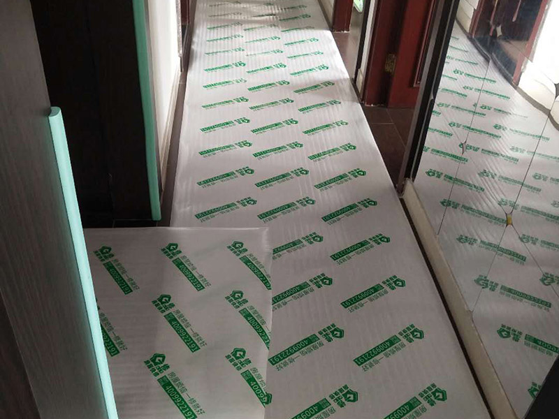 入戶門及地面家具保護：各種裝修物料的進場以及各種建筑裝修垃圾的清理，都會經過入戶門，這些物品在搬運的過程中，與入戶門發生磕碰、摩擦的機率大大增加，所以，第一個需要做好成品保護的地方就是我們的入戶門。建議：在裝修開工前直到家具進場期間，都需要對入戶門進行保護。對于這一點，可以使用成品保護膜將門包裹。瓷磚、地板的鋪裝，也屬于基礎裝修的部分，經常發現瓷磚施工時和施工后都沒有做成品保護工作，具體的表現有：瓷磚邊鋪邊勾縫、在剛鋪的瓷道磚、地板上堆放雜物、剛鋪的瓷磚就在上面走動踩踏、地面瓷磚、地板沒有使用成品保護膜覆蓋等，這些都會影響瓷磚的鋪貼效果，造成瓷磚的施工質量問題。