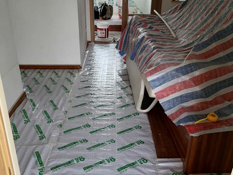 地面保護措施：各種裝修物料的進場以及各種建筑裝修垃圾的清理，都會經過入戶門，這些物品在搬運的過程中，難免會和入戶門發生磕碰，造成入戶門的磕碰劃傷，所以，第一個需要做好成品保護的地方就是入戶門。 做法：在裝修開工前直到家具進場期間，都需要對入戶門進行保護！可以使用成品保護膜將門包裹。地面瓷磚鋪貼完后，用成品保護膜覆蓋磚面，既可以防止裝修時的沙子磨傷地面，同時也能有效地防止油漆涂料等有色液體滴落磚面，造成地面污染。在進行木門、櫥柜、家具等的相關的安裝或組裝的過程中，成品保護主要體現在兩個方面：一是原有的墻面、地面裝飾的保護，盡量避免因為這些安裝工程對已裝的部分造成破壞；二是安裝的物品本身的保護，注意不要在安裝過程中造成磕碰、劃傷等損傷。