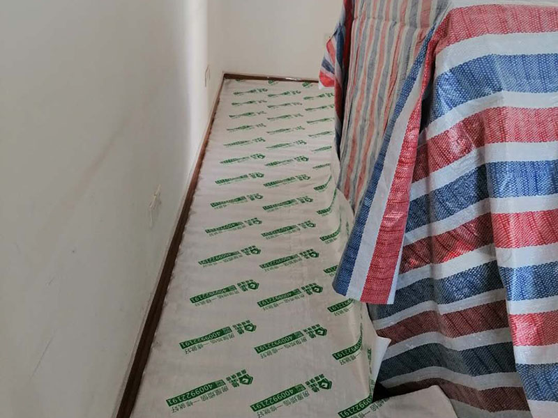 地面保護措施：各種裝修物料的進場以及各種建筑裝修垃圾的清理，都會經過入戶門，這些物品在搬運的過程中，難免會和入戶門發生磕碰，造成入戶門的磕碰劃傷，所以，第一個需要做好成品保護的地方就是入戶門。 做法：在裝修開工前直到家具進場期間，都需要對入戶門進行保護！可以使用成品保護膜將門包裹。地面瓷磚鋪貼完后，用成品保護膜覆蓋磚面，既可以防止裝修時的沙子磨傷地面，同時也能有效地防止油漆涂料等有色液體滴落磚面，造成地面污染。在進行木門、櫥柜、家具等的相關的安裝或組裝的過程中，成品保護主要體現在兩個方面：一是原有的墻面、地面裝飾的保護，盡量避免因為這些安裝工程對已裝的部分造成破壞；二是安裝的物品本身的保護，注意不要在安裝過程中造成磕碰、劃傷等損傷。