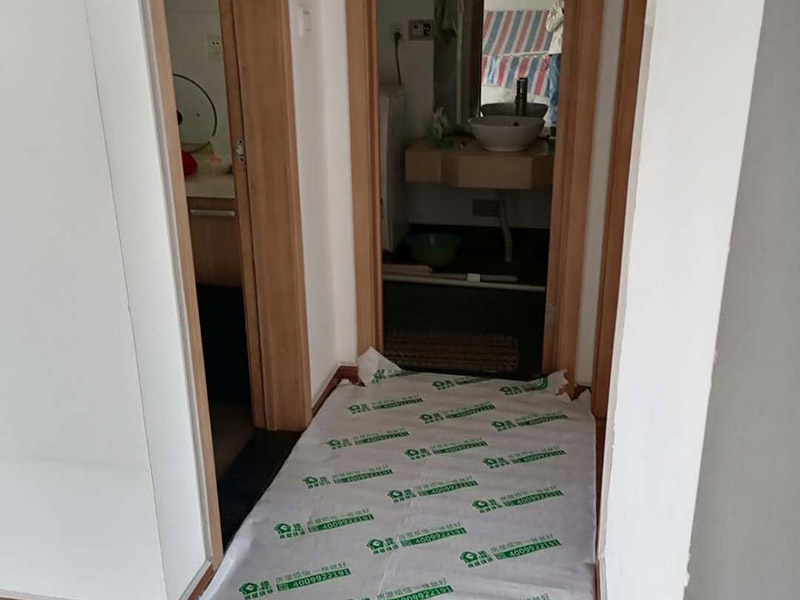 地面保護措施：各種裝修物料的進場以及各種建筑裝修垃圾的清理，都會經過入戶門，這些物品在搬運的過程中，難免會和入戶門發生磕碰，造成入戶門的磕碰劃傷，所以，第一個需要做好成品保護的地方就是入戶門。 做法：在裝修開工前直到家具進場期間，都需要對入戶門進行保護！可以使用成品保護膜將門包裹。地面瓷磚鋪貼完后，用成品保護膜覆蓋磚面，既可以防止裝修時的沙子磨傷地面，同時也能有效地防止油漆涂料等有色液體滴落磚面，造成地面污染。在進行木門、櫥柜、家具等的相關的安裝或組裝的過程中，成品保護主要體現在兩個方面：一是原有的墻面、地面裝飾的保護，盡量避免因為這些安裝工程對已裝的部分造成破壞；二是安裝的物品本身的保護，注意不要在安裝過程中造成磕碰、劃傷等損傷。