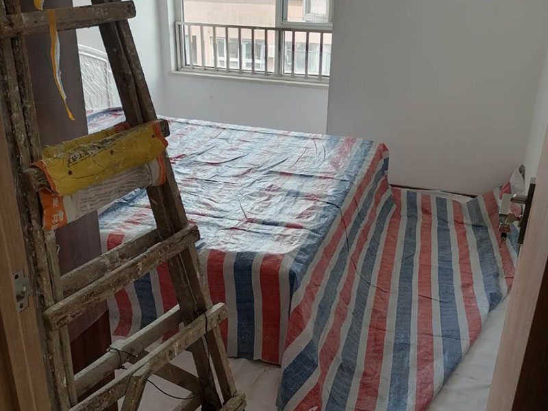 地面保護措施：各種裝修物料的進場以及各種建筑裝修垃圾的清理，都會經過入戶門，這些物品在搬運的過程中，難免會和入戶門發生磕碰，造成入戶門的磕碰劃傷，所以，第一個需要做好成品保護的地方就是入戶門。 做法：在裝修開工前直到家具進場期間，都需要對入戶門進行保護！可以使用成品保護膜將門包裹。地面瓷磚鋪貼完后，用成品保護膜覆蓋磚面，既可以防止裝修時的沙子磨傷地面，同時也能有效地防止油漆涂料等有色液體滴落磚面，造成地面污染。在進行木門、櫥柜、家具等的相關的安裝或組裝的過程中，成品保護主要體現在兩個方面：一是原有的墻面、地面裝飾的保護，盡量避免因為這些安裝工程對已裝的部分造成破壞；二是安裝的物品本身的保護，注意不要在安裝過程中造成磕碰、劃傷等損傷。