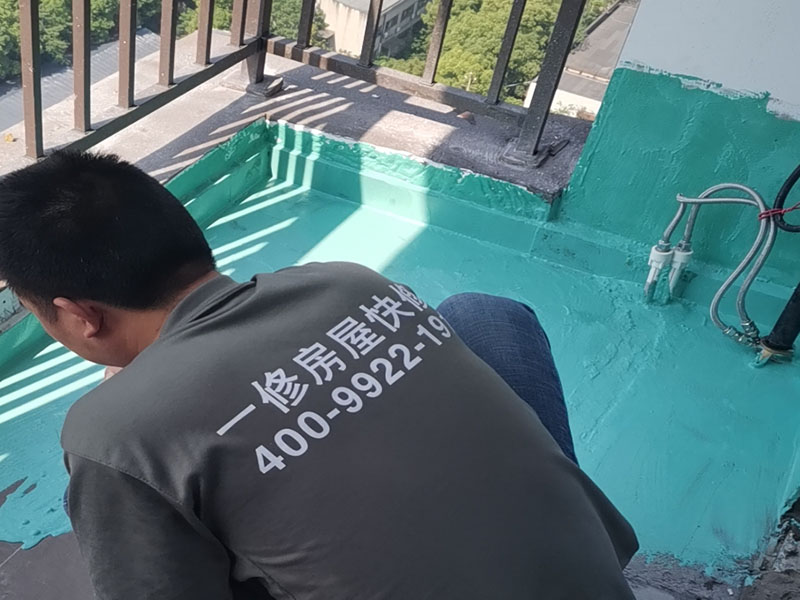 陽臺防水施工：先用鏟刀和笤帚及工具將陽臺基層表面的突起物、砂漿和疙瘩等鏟除并將塵土雜物清掃干凈，對陰陽角、管根、地漏等部位應認真清理。 對陽臺地漏、管根、陰陽角等易發生漏水的部位，應進行特殊加強處理。 細部附加層：在地漏、管根、陰陽角和出入口等易發生漏水的薄弱部位，可增加一層剛性防水，剛性防水寬度應不小于100mm，搭接寬度應不小于100mm。然后涂刷家裝專用防水涂料。 將配制好的防水涂料均勻涂刷在基層表面，涂刷量以0.8—1.0kg/㎡每遍為宜，直至防水合格為止，家裝防水要求一般為1.0mm左右。