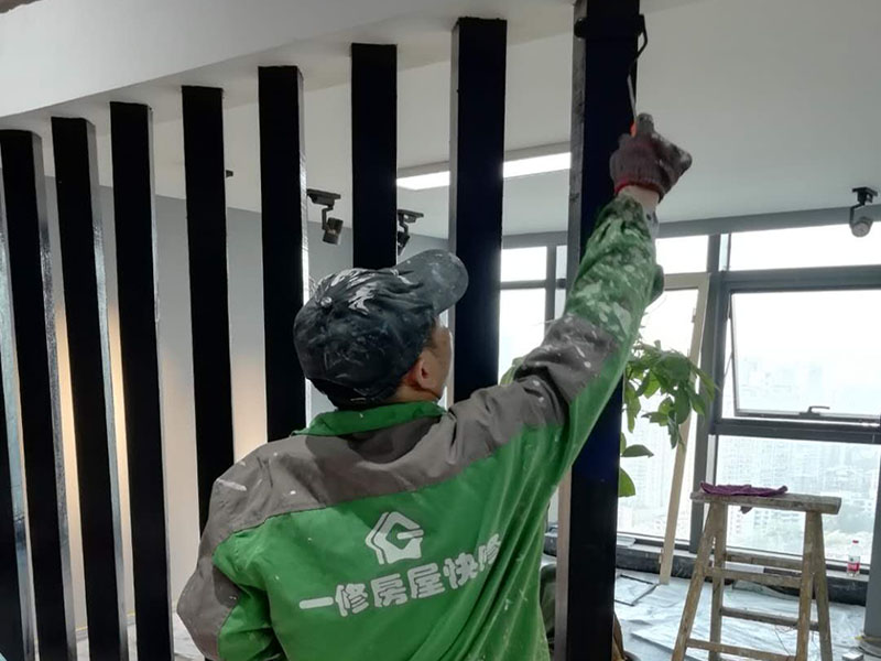 隔斷油漆翻新：首先用粗砂紙把需要刷油漆的地方都打磨一遍，注意轉角的地方不要打磨的太厲害，然后用布沾水，弄成半濕狀，把剛打磨完的粉末都擦干凈。拿細砂紙再重新打磨一遍，同樣要注意轉角處。再用沾水布把粉末清理干凈。就可以開始刷漆，刷漆的規則是從上到下，從左到右。