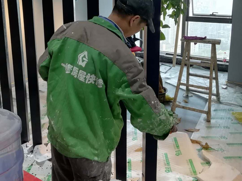 隔斷油漆翻新：首先用粗砂紙把需要刷油漆的地方都打磨一遍，注意轉角的地方不要打磨的太厲害，然后用布沾水，弄成半濕狀，把剛打磨完的粉末都擦干凈。拿細砂紙再重新打磨一遍，同樣要注意轉角處。再用沾水布把粉末清理干凈。就可以開始刷漆，刷漆的規則是從上到下，從左到右。
