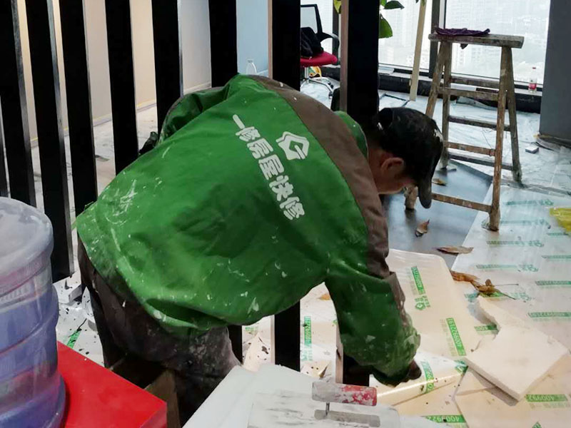 隔斷油漆翻新：首先用粗砂紙把需要刷油漆的地方都打磨一遍，注意轉角的地方不要打磨的太厲害，然后用布沾水，弄成半濕狀，把剛打磨完的粉末都擦干凈。拿細砂紙再重新打磨一遍，同樣要注意轉角處。再用沾水布把粉末清理干凈。就可以開始刷漆，刷漆的規則是從上到下，從左到右。