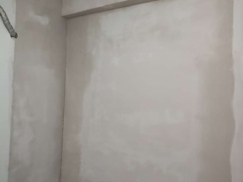 墻面翻新裝修：1、短期內：對于購買的二手房墻面，如果是裝修沒多久，那么在進行墻面處理的時候，原先的耐水膩子可以保留一些，不用完全的鏟掉；用鋼刷和砂紙進行打磨墻面，打磨后即可重新涂刷乳膠漆。 2、時間間隔太久：如果是五年以上的耐水膩子，由于材料老化，在二次刷漆的時候，就必須全部鏟除至墻底，否則的話會影響今后墻面乳膠漆的施工質量和裝修后的長期使用效果。