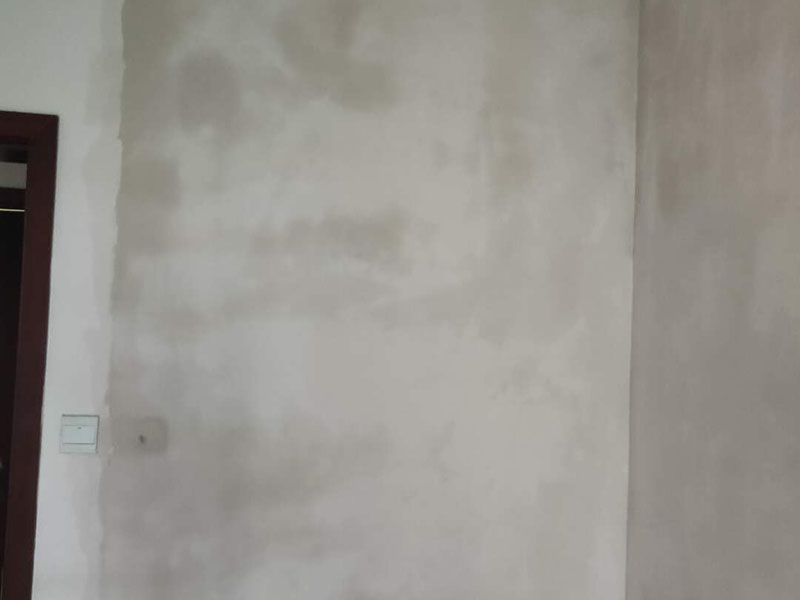 墻面翻新裝修：1、短期內：對于購買的二手房墻面，如果是裝修沒多久，那么在進行墻面處理的時候，原先的耐水膩子可以保留一些，不用完全的鏟掉；用鋼刷和砂紙進行打磨墻面，打磨后即可重新涂刷乳膠漆。 2、時間間隔太久：如果是五年以上的耐水膩子，由于材料老化，在二次刷漆的時候，就必須全部鏟除至墻底，否則的話會影響今后墻面乳膠漆的施工質量和裝修后的長期使用效果。