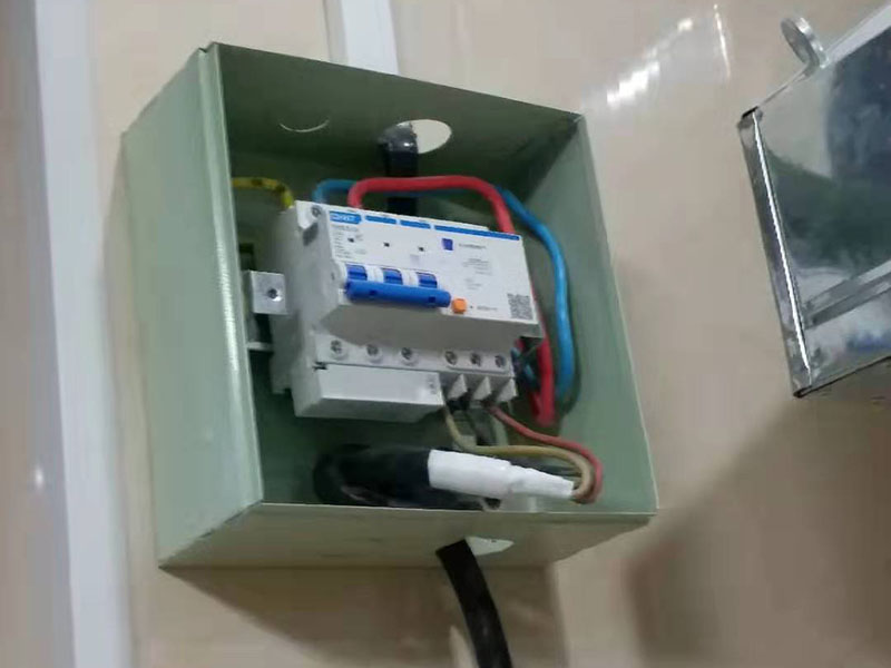 插座電路維修：將盒內甩出的導線留出維修長度，然后削出線芯，注意不要碰傷線芯。將導線按順時針方向盤繞在開關或插座對應的接線柱上，然后旋緊壓頭，要求線芯不得外露。火線接入開關2個孔中的一個A標記，再從另一個孔中接出絕緣線接入下面的插座3個孔中的L孔內接牢。零線直接接入插座3個孔中的N孔內接牢。地線直接接入插座3個孔中的E孔內接牢。若零線與地線錯接，使用電器時會出現跳閘現象。 最后將盒子內甩出的導線由塑料臺的出線孔中穿出，再把塑料臺緊貼于墻面用螺絲固定在盒子上。固定好后，將導線按各自的位置從開關插座的線孔中穿出，按接線要求將導線壓牢。