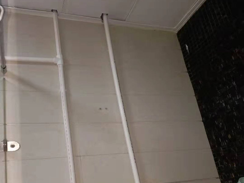 熱水器改造水電線路： 1、管子走線一定要合理,盡量避免曲折。 2、安全閥和計量表盤安裝到寬敞、通風且易于作的地方。 3、氣管走線不要走陰暗、潮濕等容易產生腐蝕性物質的地方,避免管子被腐蝕后漏氣;盡量走通風的地方,避免漏氣后可能造成嚴重后果。 4、用水點與熱水器之間的管子長度盡量短一點,這樣在需要用熱水的時候,可以更快的放到熱水,同時也可以減小浪費。 5、除了廚房、衛生間、洗衣間的用水,如果需要,盡量考慮今后是否會養花、養魚等,提前預留出水位置,以免以后改造麻煩。