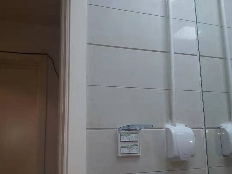 熱水器改造水電線路： 1、管子走線一定要合理,盡量避免曲折。 2、安全閥和計量表盤安裝到寬敞、通風且易于作的地方。 3、氣管走線不要走陰暗、潮濕等容易產生腐蝕性物質的地方,避免管子被腐蝕后漏氣;盡量走通風的地方,避免漏氣后可能造成嚴重后果。 4、用水點與熱水器之間的管子長度盡量短一點,這樣在需要用熱水的時候,可以更快的放到熱水,同時也可以減小浪費。 5、除了廚房、衛生間、洗衣間的用水,如果需要,盡量考慮今后是否會養花、養魚等,提前預留出水位置,以免以后改造麻煩。
