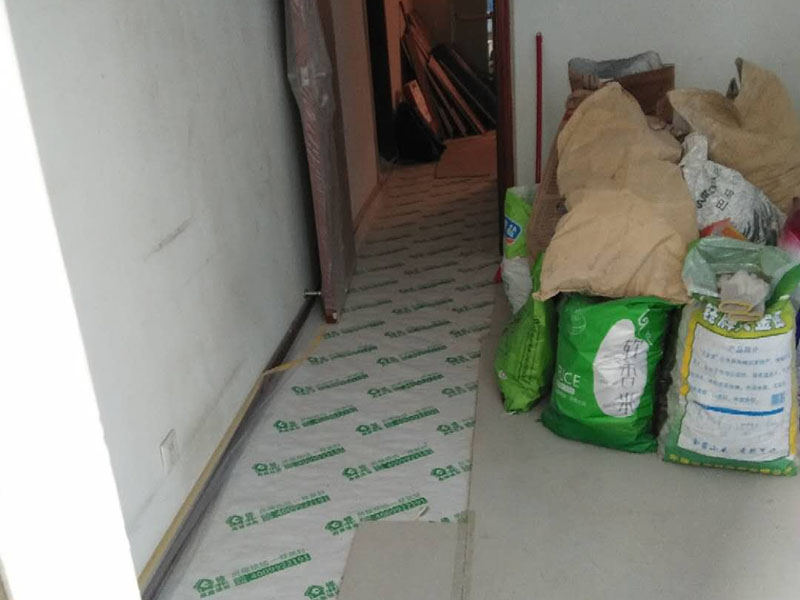 地面保護建渣處理：一、入戶門的保護 各種裝修物料的進場以及各種建筑裝修的清理，都會經過入戶門，這些物品在搬運的過程中，與入戶門發生磕碰、摩擦的機率大大增加，第一個需要做好成品保護的地方就是我們的入戶門。 二、水電改造時的保護 1、電路改造的時候，能開槽的地方盡量開槽。 2、不能開槽的地方一定要做好固定和保護。 3、下水管要封好 。4、對裸露的線頭盡量進行包裹。  三、瓷磚、地板的鋪貼保護 瓷磚、地板的鋪裝，也屬于基礎裝修的部分，經常發現瓷磚施工時和施工后都沒有做成品保護工作。 