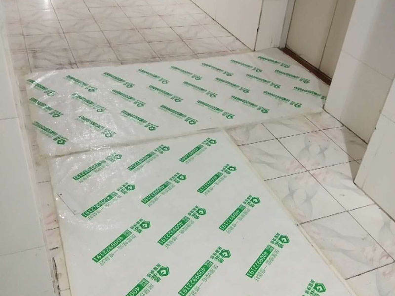 地面保護建渣處理：一、入戶門的保護 各種裝修物料的進場以及各種建筑裝修的清理，都會經過入戶門，這些物品在搬運的過程中，與入戶門發生磕碰、摩擦的機率大大增加，第一個需要做好成品保護的地方就是我們的入戶門。 二、水電改造時的保護 1、電路改造的時候，能開槽的地方盡量開槽。 2、不能開槽的地方一定要做好固定和保護。 3、下水管要封好 。4、對裸露的線頭盡量進行包裹。  三、瓷磚、地板的鋪貼保護 瓷磚、地板的鋪裝，也屬于基礎裝修的部分，經常發現瓷磚施工時和施工后都沒有做成品保護工作。 