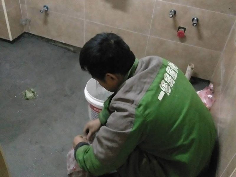 衛生間做二次防水：首先，要用水泥砂漿將地面做平(特別是重新做裝修的房子)，然后再做防水處理。這樣可以避免防水涂料因薄厚不均或刺穿防水卷材而造成滲漏。墻體與地面之間的接縫以及上下水管道與地面的接縫處，是容易出現問題的地方。所以這些部位一定要格外注意，處理一定要細致，不能有絲毫的馬虎。為了達到較好的防水效果，一般衛生間的墻面上也要做大約750px高的防水處理，防止積水洇透墻面。與浴缸相鄰的墻面，防水處理的高度也要比浴缸上沿高出一些，淋浴要達到4500px的高度。防水施工完畢后，要將衛生間的所有下水道堵住，進行注水試驗。24小時后檢查，若衛生間的四周墻面和地面沒有滲漏現象說明衛生間防水質量很好。反之，要找出漏點，進行維修。
