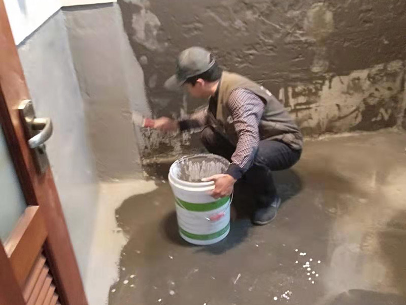 墻面刷防水維修：在涂刷防水涂層之前，先要清理墻面和地面。同時，要用連接的氣泵皮管吹盡陰角處的浮層；首先要量出防水層的高度并劃出基準線；刷防水涂料時要先刷基準線以下位置，并在墻面和地面連接陰角處刷成八字，上下交叉，交接處接應有200mm，不得有漏刷情況出現。 墻角涂刷完成后，沿基準線涂刷墻體：第一遍涂刷墻面時，應上下縱向涂刷，第二遍涂刷墻體，應左右橫向涂刷。 地面防水涂料的涂刷應該從房間里側向門口涂刷，地面水管接口處尤其要仔細涂刷，不能有任何遺漏。