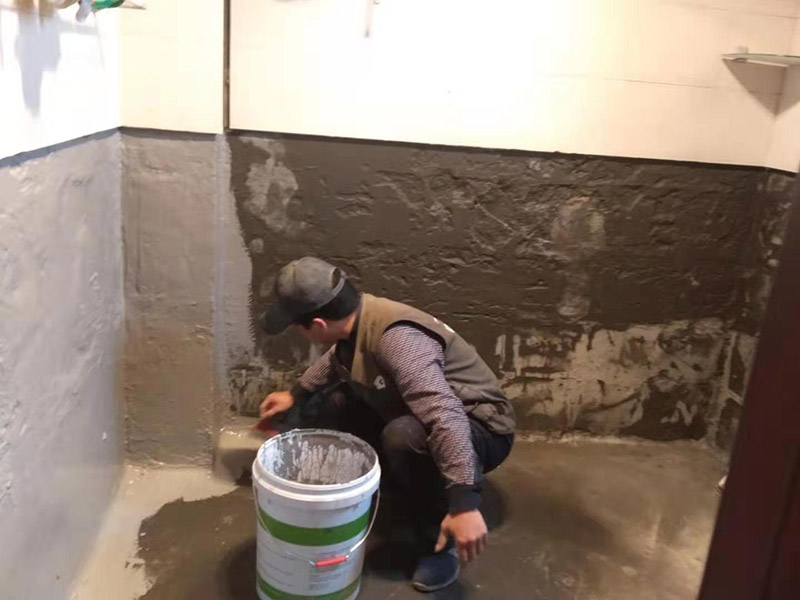 墻面刷防水維修：在涂刷防水涂層之前，先要清理墻面和地面。同時，要用連接的氣泵皮管吹盡陰角處的浮層；首先要量出防水層的高度并劃出基準線；刷防水涂料時要先刷基準線以下位置，并在墻面和地面連接陰角處刷成八字，上下交叉，交接處接應有200mm，不得有漏刷情況出現。 墻角涂刷完成后，沿基準線涂刷墻體：第一遍涂刷墻面時，應上下縱向涂刷，第二遍涂刷墻體，應左右橫向涂刷。 地面防水涂料的涂刷應該從房間里側向門口涂刷，地面水管接口處尤其要仔細涂刷，不能有任何遺漏。