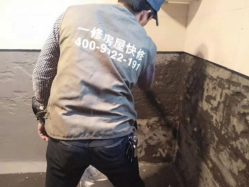 墻面刷防水維修：在涂刷防水涂層之前，先要清理墻面和地面。同時，要用連接的氣泵皮管吹盡陰角處的浮層；首先要量出防水層的高度并劃出基準線；刷防水涂料時要先刷基準線以下位置，并在墻面和地面連接陰角處刷成八字，上下交叉，交接處接應有200mm，不得有漏刷情況出現。 墻角涂刷完成后，沿基準線涂刷墻體：第一遍涂刷墻面時，應上下縱向涂刷，第二遍涂刷墻體，應左右橫向涂刷。 地面防水涂料的涂刷應該從房間里側向門口涂刷，地面水管接口處尤其要仔細涂刷，不能有任何遺漏。