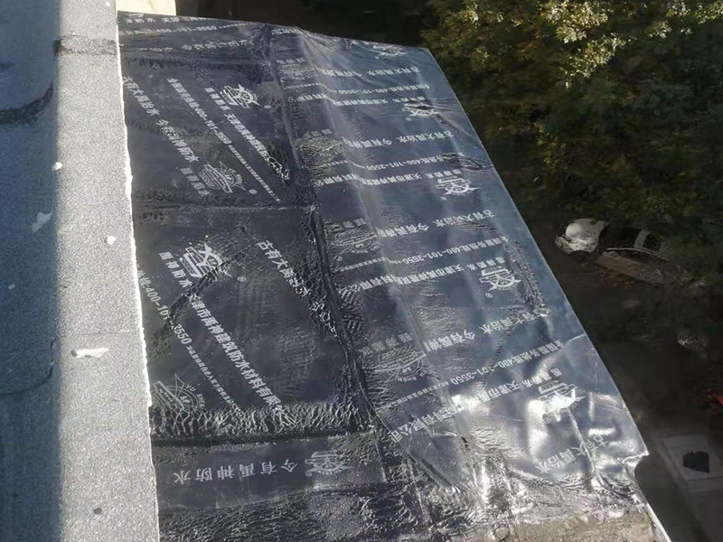 陽臺防水維修：先打開防水涂料把一定量粉料倒入容器，并同時用攪拌鉆攪拌，充分攪拌至無沉淀的乳膠狀沒有發現生粉團。拌勻后放了15分鐘左右后，再攪拌一下然后開始施工。在操作過程中有時要攪拌下漿料、怕會沉淀。陽臺需要在做完防水層之后做一層防水砂漿作為保護層,這樣可以保護防水層不被破壞!然后再用水泥增加一定厚度,貼瓷磚（注意這期間可以增加一道保溫層,這樣上下都可以做一層防水!）