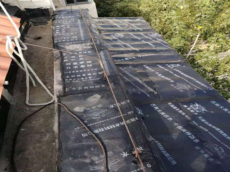 陽臺防水維修：先打開防水涂料把一定量粉料倒入容器，并同時用攪拌鉆攪拌，充分攪拌至無沉淀的乳膠狀沒有發現生粉團。拌勻后放了15分鐘左右后，再攪拌一下然后開始施工。在操作過程中有時要攪拌下漿料、怕會沉淀。陽臺需要在做完防水層之后做一層防水砂漿作為保護層,這樣可以保護防水層不被破壞!然后再用水泥增加一定厚度,貼瓷磚（注意這期間可以增加一道保溫層,這樣上下都可以做一層防水!）