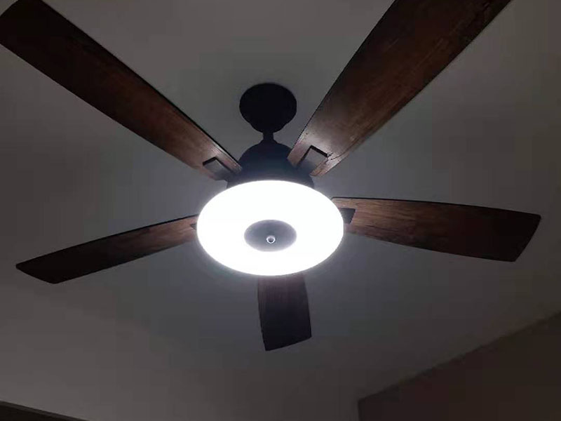 吊扇燈安裝：首先要使電路斷電，請(qǐng)拆下相應(yīng)的保險(xiǎn)絲或使相應(yīng)斷路器跳閘。另外，您也可以操作總開(kāi)關(guān)以切斷家里的總電源。從天花板上拆下原來(lái)的燈具。大多數(shù)燈具都使用螺栓或螺釘固定在天花板上，拆下蓋板后可斷開(kāi)連接。在大多數(shù)家庭中，電路中有兩根線，燈具中有三根線。將黑線和黑線相連、白線和白線相連，然后將剩余的接地線(裸線或綠線)連接到金屬接線盒中或制造商建議的其他位置。使用接線螺母進(jìn)行連接，并在連接后檢查是否牢固。
