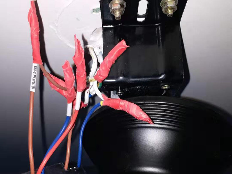 吊扇燈安裝：首先要使電路斷電，請(qǐng)拆下相應(yīng)的保險(xiǎn)絲或使相應(yīng)斷路器跳閘。另外，您也可以操作總開(kāi)關(guān)以切斷家里的總電源。從天花板上拆下原來(lái)的燈具。大多數(shù)燈具都使用螺栓或螺釘固定在天花板上，拆下蓋板后可斷開(kāi)連接。在大多數(shù)家庭中，電路中有兩根線，燈具中有三根線。將黑線和黑線相連、白線和白線相連，然后將剩余的接地線(裸線或綠線)連接到金屬接線盒中或制造商建議的其他位置。使用接線螺母進(jìn)行連接，并在連接后檢查是否牢固。