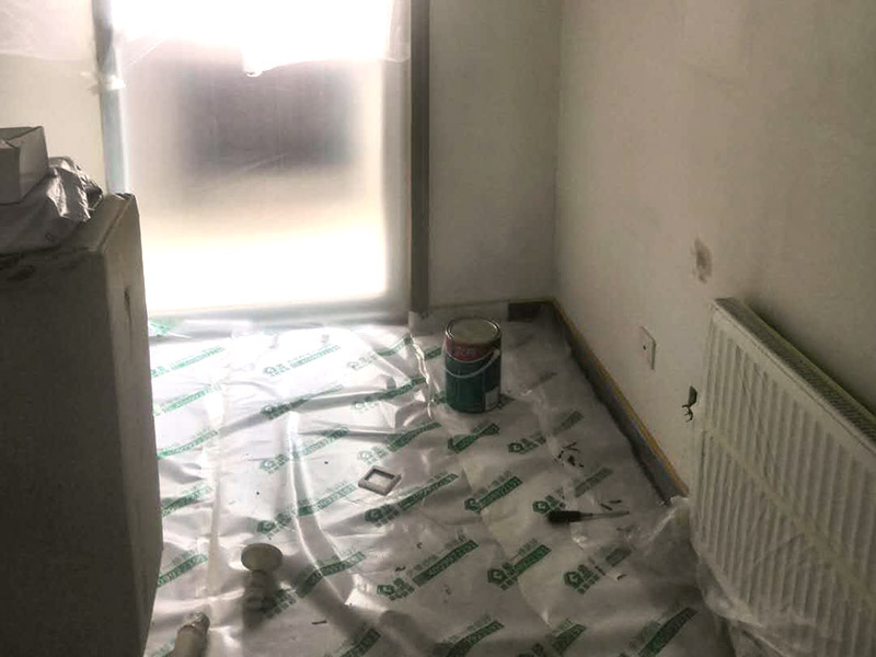 墻面乳膠漆翻新：如果原墻是乳膠漆，且基礎強度較好，經簡單打毛修補后可以直接刷漆，但要注意不要破壞原墻漆膜的完整性，也不要用比原墻乳膠漆附著力好太多的乳膠漆，否則容易起皮脫落；如果原墻是刮瓷，則必須產掉重做，其實在這方面只要掌握一個原則，即同等性質才能翻新，否則就必須重來。 如果原墻面的漆已經不好了的話，再刷上乳膠漆會把以前的乳膠漆泡下來，可以選鮮呼吸SBS強力膠、鮮呼吸卓越型白膠，再刮一遍膩子打磨后再刷乳膠漆。另外，如果經濟條件允許，而你對原墻質量又不滿意的話，建議最好重做。因為墻面的處理是整個裝修過程中最骯臟的部分，千萬不要圖省事，否則以后會很麻煩。