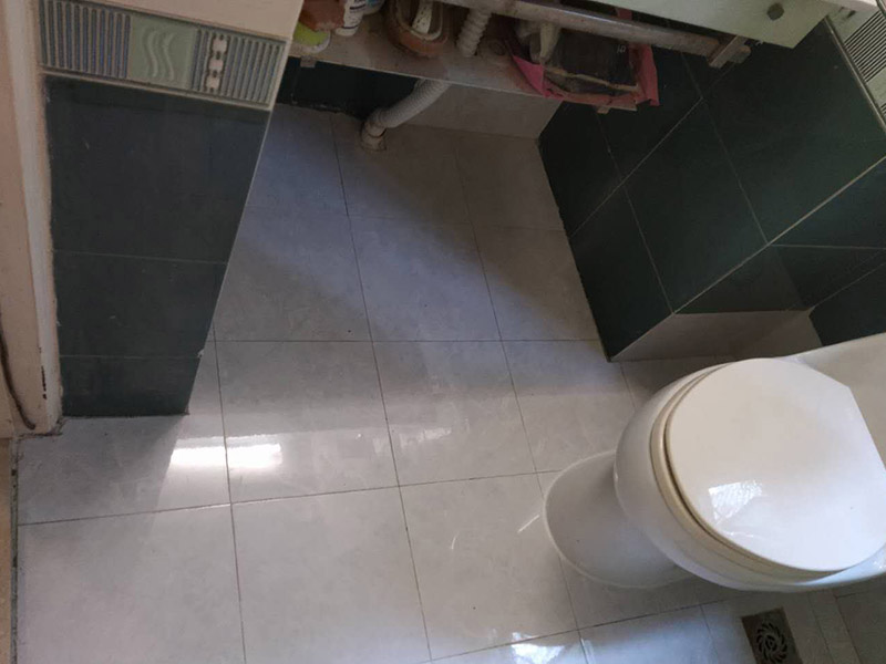 衛(wèi)生間局部裝修：我們要做好衛(wèi)生間的防水工程，一般來說，它的地面防水是需要做兩遍，其防水層要高出地面大概250mm左右。然后我們在做好保護層，處理好地面防水之后，衛(wèi)生間的墻面也需要做好相應的防水工程。需要注意的是衛(wèi)生間的墻面防水層最好做到頂，防水工程做好之后，一定不要忘了做24小時閉水試驗。