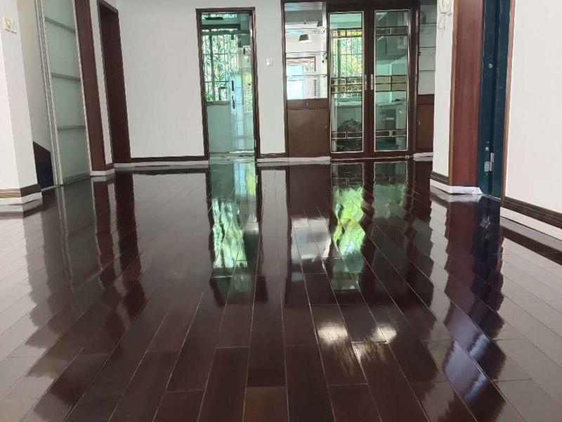 地板保養打蠟：首先不是所有的地板都是有需要打蠟保養的，強化地板就是不需要打蠟的。它是分為了耐磨層、基材層和底層三層結合成的。表層耐磨層為三氧化二鋁，具有較高的耐磨性和防護性，因此相對于實木等其他地板，強化地板的表層本身保護比較嚴實，不需要“多此一舉”。 很多人認為打蠟時，越多蠟越好，其實這個是很大的誤區。如果是用蠟過多，反而因為縫隙填滿太多而影響美觀，還有可能會造成也拋光不勻，直接影響了地板亮度。所以只要用適當的用一些蠟就夠了，而且地板打蠟也不是越頻繁越好，一般實木地板隔半年打一次即可。