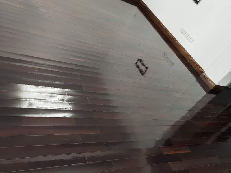 地板保養打蠟：首先不是所有的地板都是有需要打蠟保養的，強化地板就是不需要打蠟的。它是分為了耐磨層、基材層和底層三層結合成的。表層耐磨層為三氧化二鋁，具有較高的耐磨性和防護性，因此相對于實木等其他地板，強化地板的表層本身保護比較嚴實，不需要“多此一舉”。 很多人認為打蠟時，越多蠟越好，其實這個是很大的誤區。如果是用蠟過多，反而因為縫隙填滿太多而影響美觀，還有可能會造成也拋光不勻，直接影響了地板亮度。所以只要用適當的用一些蠟就夠了，而且地板打蠟也不是越頻繁越好，一般實木地板隔半年打一次即可。