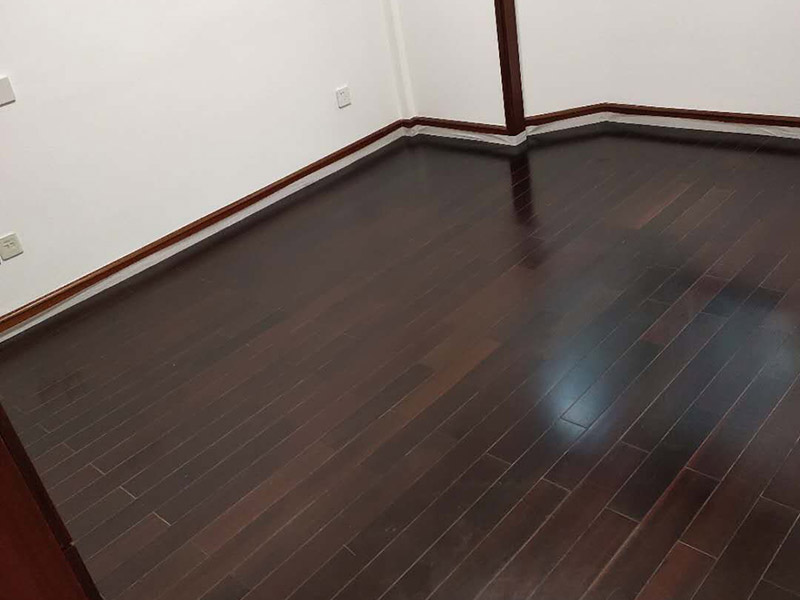 地板保養打蠟：首先不是所有的地板都是有需要打蠟保養的，強化地板就是不需要打蠟的。它是分為了耐磨層、基材層和底層三層結合成的。表層耐磨層為三氧化二鋁，具有較高的耐磨性和防護性，因此相對于實木等其他地板，強化地板的表層本身保護比較嚴實，不需要“多此一舉”。 很多人認為打蠟時，越多蠟越好，其實這個是很大的誤區。如果是用蠟過多，反而因為縫隙填滿太多而影響美觀，還有可能會造成也拋光不勻，直接影響了地板亮度。所以只要用適當的用一些蠟就夠了，而且地板打蠟也不是越頻繁越好，一般實木地板隔半年打一次即可。