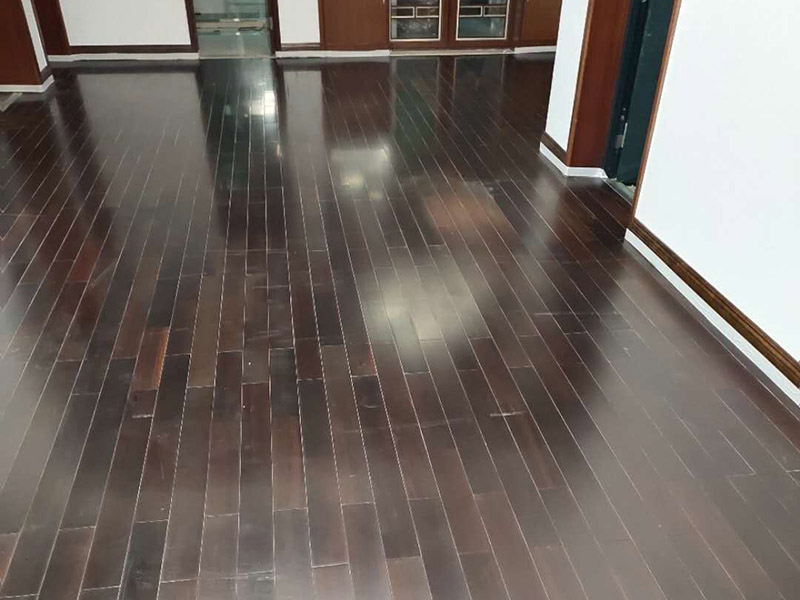 地板保養打蠟：首先不是所有的地板都是有需要打蠟保養的，強化地板就是不需要打蠟的。它是分為了耐磨層、基材層和底層三層結合成的。表層耐磨層為三氧化二鋁，具有較高的耐磨性和防護性，因此相對于實木等其他地板，強化地板的表層本身保護比較嚴實，不需要“多此一舉”。 很多人認為打蠟時，越多蠟越好，其實這個是很大的誤區。如果是用蠟過多，反而因為縫隙填滿太多而影響美觀，還有可能會造成也拋光不勻，直接影響了地板亮度。所以只要用適當的用一些蠟就夠了，而且地板打蠟也不是越頻繁越好，一般實木地板隔半年打一次即可。