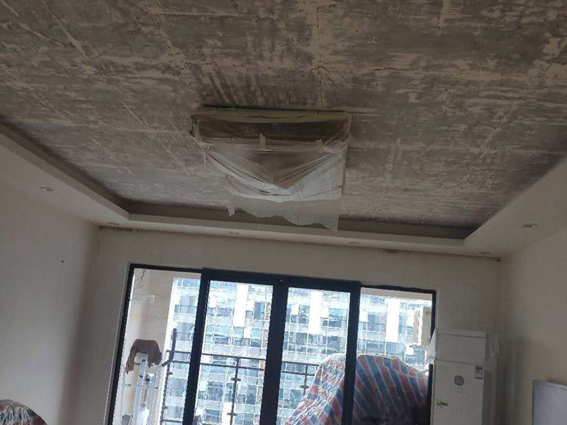 客廳頂面粉刷翻新：首先做基層處理：用膩子做墻面基層弄平。 接著要選擇一款質(zhì)量信得過的乳膠漆底漆。最后進行墻布基膜的涂刷。做完這些，就可以在墻面上粘貼喜的壁紙了。 刷基膜的好處還在于以后換壁紙后方便，舊壁紙撕下后，墻面完好。它能滲入基面，使基面更堅固、耐久，同時又不受基面、水分、潮氣及堿性物質(zhì)的影響，不致基面粉化。 水泥墻面也不可以直接刷涂料。即使墻面摸起來十分平滑，如果墻面沒有進行處理，直接刷涂料的話以后會出現(xiàn)裂痕、起皮、空鼓的現(xiàn)象。而且直接涂刷涂料，會蓋不住水泥墻的底色。 所以要先在水泥墻面涂刷界面劑，然后再進行找平處理，確定墻面的平整度小于4mm。最后在批刮兩遍耐水膩子。批刮完耐水膩子之后，粉刷涂料就好。膩子可以遮蓋水泥的灰色。