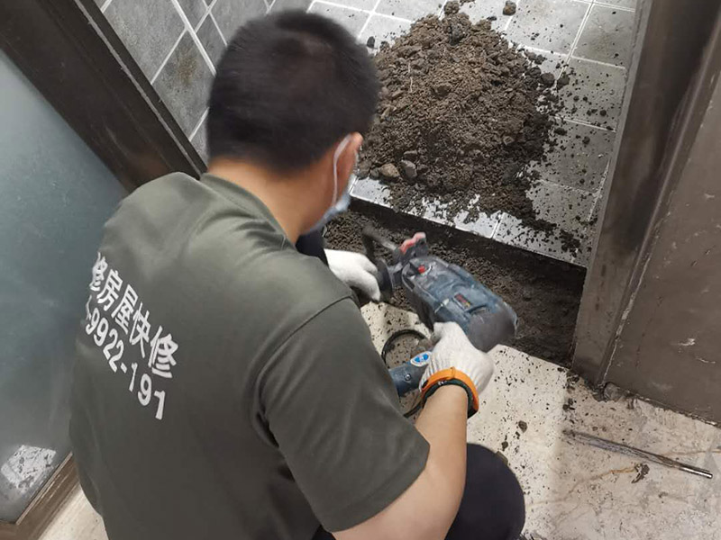 門檻石更換安裝：讓瓦工用切割機沿著大理石的邊口（縫隙）切割，然后用榔頭砸掉，再清除剩下的石材碎片就行了。當兩個空間（例如房間）地面所用的材料質地不同時，特別是兩種材料無法互相收口。利用門檻石分別給兩種材料收口（交圈）。這種交圈在施工中的許多地方、許多工種都廣泛運用。比如你說的廚房與外面的房間，由于廚房多數采用地磚，其他房間則不一定是地磚，可能是地板；而地磚鋪設到門邊時往往不是整數（模數）；假設地板也是垂直與門的，這樣在兩者之間放置一塊條形石材，既可以將地磚的拼縫遮擋住，也可以遮擋住地板的拼縫。兩種材料之間有一個過度。行話說：“交圈了”。