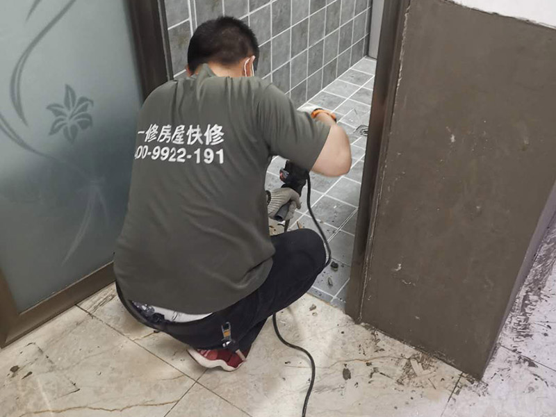 門檻石更換安裝：讓瓦工用切割機沿著大理石的邊口（縫隙）切割，然后用榔頭砸掉，再清除剩下的石材碎片就行了。當兩個空間（例如房間）地面所用的材料質地不同時，特別是兩種材料無法互相收口。利用門檻石分別給兩種材料收口（交圈）。這種交圈在施工中的許多地方、許多工種都廣泛運用。比如你說的廚房與外面的房間，由于廚房多數采用地磚，其他房間則不一定是地磚，可能是地板；而地磚鋪設到門邊時往往不是整數（模數）；假設地板也是垂直與門的，這樣在兩者之間放置一塊條形石材，既可以將地磚的拼縫遮擋住，也可以遮擋住地板的拼縫。兩種材料之間有一個過度。行話說：“交圈了”。