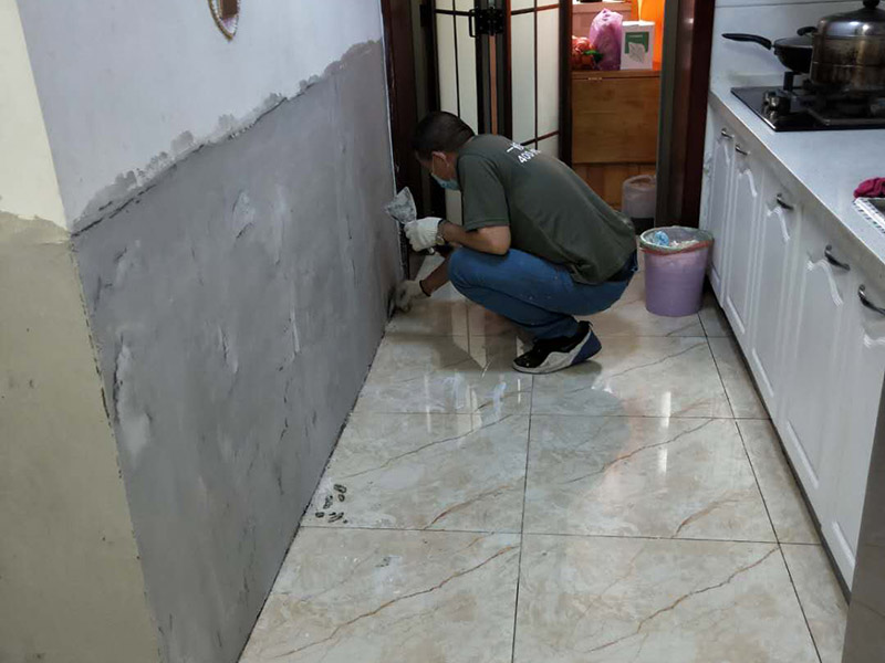 墻裙重新刮膩子翻新：我們鏟墻一般要鏟到抹灰層，然后檢查裂縫，常規來說，裂縫一般都選用牛皮紙帶或者防裂網格貼住裂縫。貼完之后要用界面劑把墻面基層處理一遍，作用就是讓后刮的膩子能更好的和以前的原有墻面粘合。刮膩子最好選顆粒細度較高和質地較硬的膩子。刮膩子的時候要注意，刮涂的時候要均勻，上一遍施工之后要等這層徹底干透之后才能進行下一步的施工。墻面翻新刮膩子之后就是打磨，要對墻面打磨找平，先是用石膏對膩子進行修補然后用砂紙打磨。