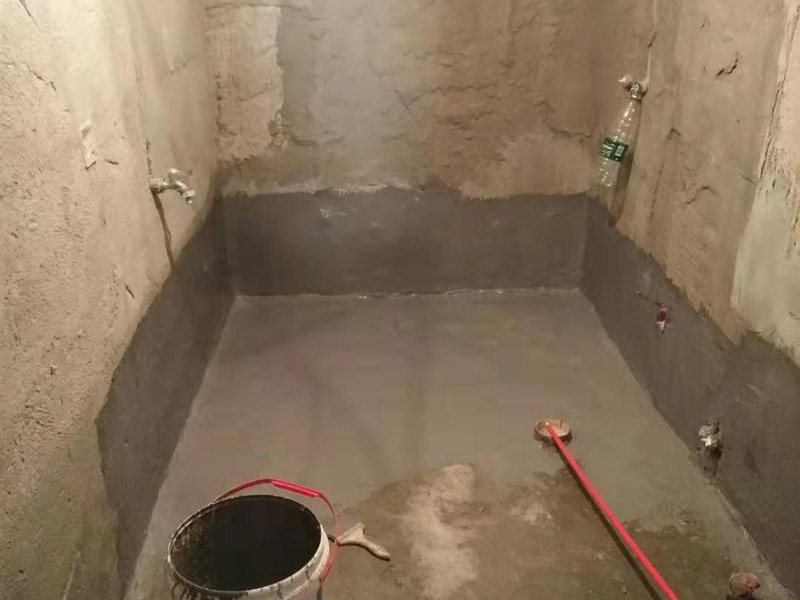 衛生間刷防水：首先要進行地面處理，確保地面干凈，沒有任何雜物污染，基層表面堅實，無脫皮等現象，我們還要進行地面找平，保證地面平整，沒有較大的缺陷和補痕。一般來說，衛生間的防水要做到180厘米，非淋浴墻面防水不能低于35厘米。小編建議防水統一做到180厘米。刷涂料不僅要注意高度，還有注意涂刷的厚度，國家規定防水涂料要涂到1.5毫米厚。防水涂料是要刷兩遍，第二遍涂料是要等第一遍涂料干透之后才能開始刷。